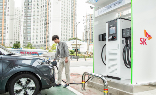 전기차 이용 고객이 SK동탄주유소의 전기차 충전기로 셀프 충전을 하고 있다. <SK에너지 제공>